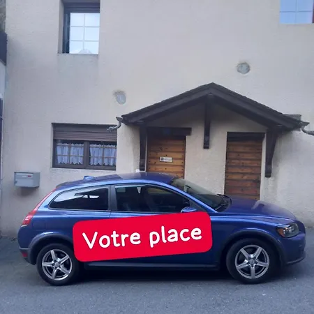 Au Pied De La Tour Casa de Férias *