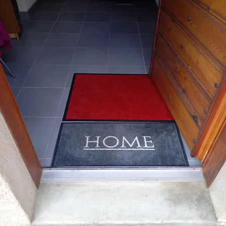 Au Pied De La Tour *