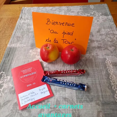 Au Pied De La Tour *