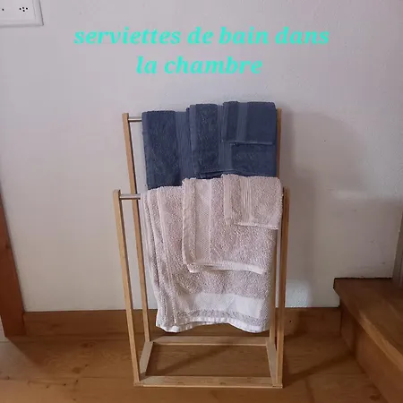 Au Pied De La Tour *