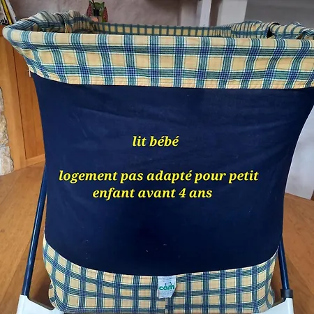 Au Pied De La Tour *