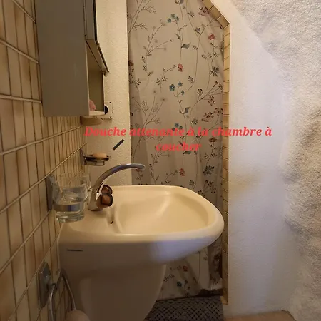 Au Pied De La Tour Casa de Férias *