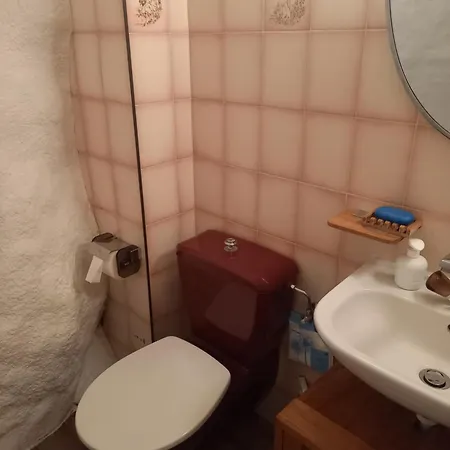 Au Pied De La Tour *