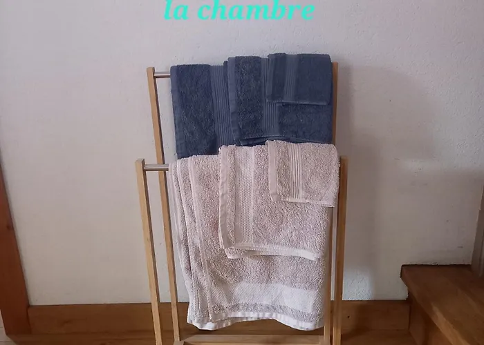 Au Pied De La Tour *