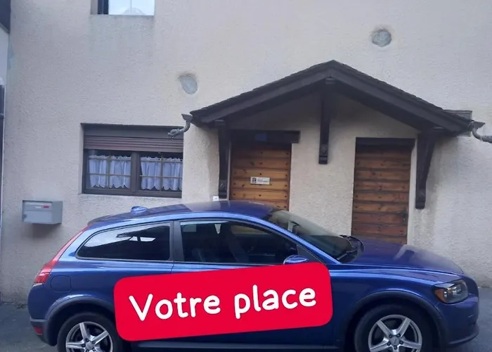 Au Pied De La Tour Holiday home *