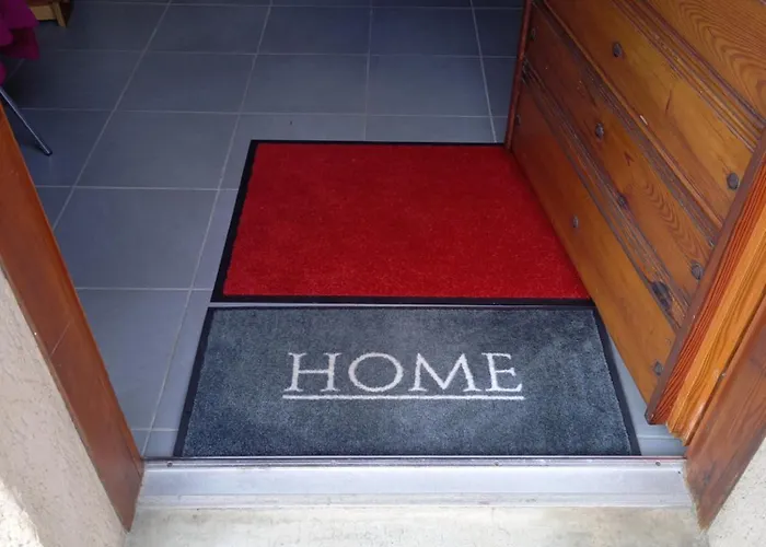 Au Pied De La Tour *