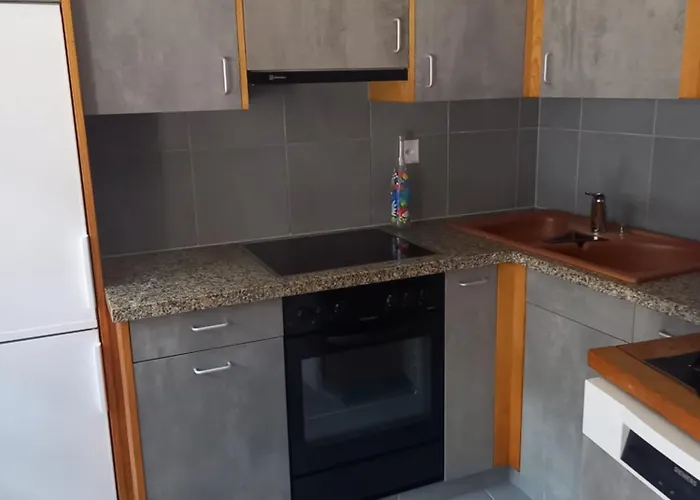 Au Pied De La Tour *