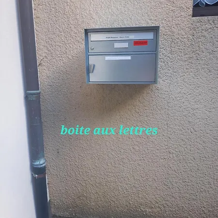 Au Pied De La Tour *