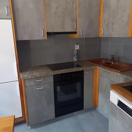 Au Pied De La Tour *